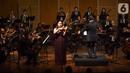 Violis asal Korea Selatan Sueye Park bersama Jakarta Concert Orchestra dengan konduktor Avip Priatna Mag.Art mementaskan konser biola "Malam Tchaikovsky" di Usmar Ismail Hall, Jakarta, Jumat (21/02/2020). (Liputan6.com/Fery Pradolo)