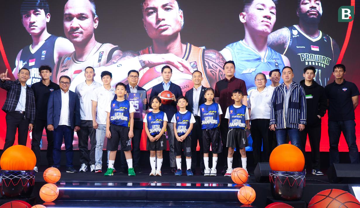 Direktur Utama (Dirut) Bank Mandiri, Darmawan Junaidi, Bersama Dirut IBL, Junas Miradiarsyah, Ketua Perbasi, Budisatrio Djiwandono, dan perwakilan klub foto bersama saat peresmian kerja sama antara Bank Mandiri dengan IBL di Plaza Mandiri, Jakarta, Selasa (1/7/2025). (Bola.com/Abdul Aziz)