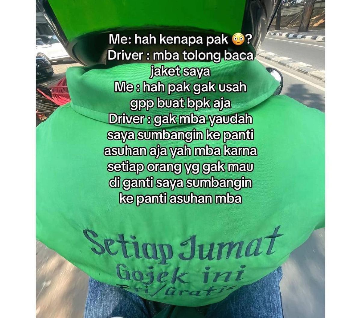 "Mbak tolong baca jaket saya," ujar driver ini hendak memberikan penjelasan. <br><br>"Setiap Jumat Gojek ini Free/Gratis," isi dari tulisan di jaket bagian belakang driver ojek online ini. <br>