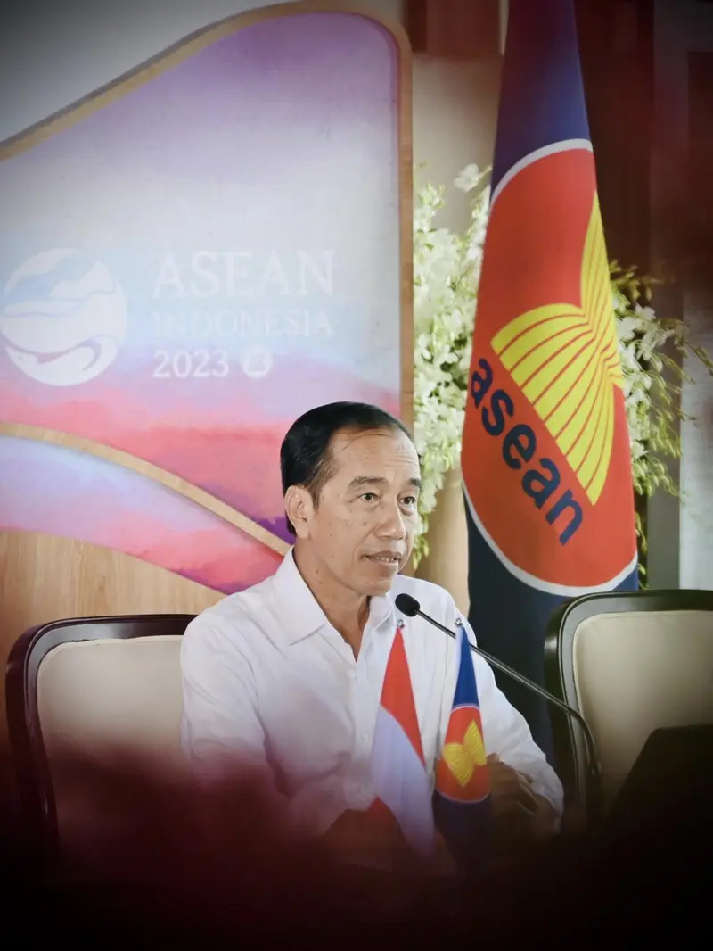 Presiden Jokowi dalam konferensi pers  dimulai di Hotel Meruorah, Kabupaten Manggarai Barat, Provinsi Nusa Tenggara Timur jelang KTT ke-42 ASEAN 2023, Senin (8/5/2023). (Foto: Kemlu RI)