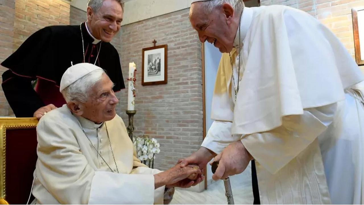 Paus Fransiskus (berdiri) bersama Paus Benediktus XVI (duduk). (Vatican Pool)