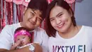 Riko Idola Cilik 1 diketahui sudah menikah dengan wanita cantik bernama Natalia dan telah dikaruniai seorang putri. Meski kehidupannya jarang tersorot, penyanyi dengan nama lengkap Riko Anggara ini kerap bagikan potret diri, keluarga, dan aktivitasnya di media sosial. Parasnya sudah banyak berubah, netizen sering tidak sadar jika Riko adalah jebolan Idola Cilik 1. (Liputan6.com/IG/@ilhamvinostanuragaa_)