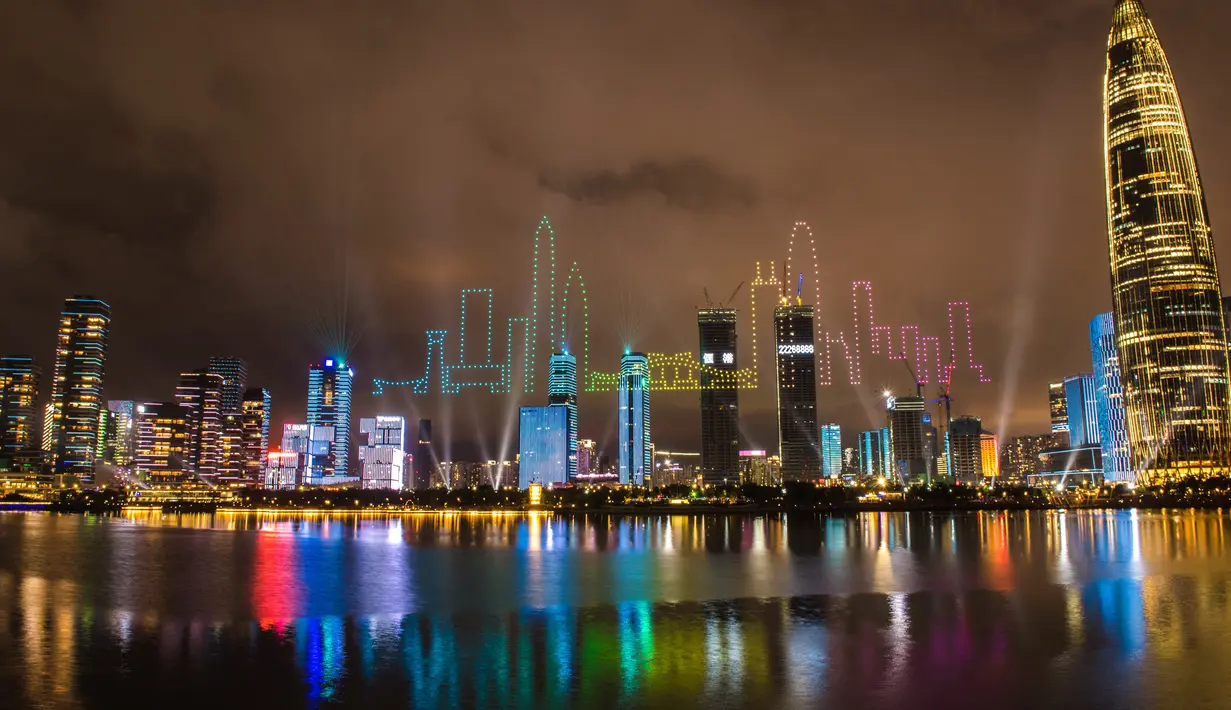 Foto pada 26 Agustus 2020 menampilkan pertunjukan cahaya yang digelar di Shenzhen, Provinsi Guangdong, China. Pertunjukan cahaya tersebut melibatkan 826 drone yang dikombinasikan dengan lampu-lampu kota dan dimulai pukul 20.26 waktu setempat pada 26 Agustus di Shenzhen. (Xinhua/Mao Siqian)