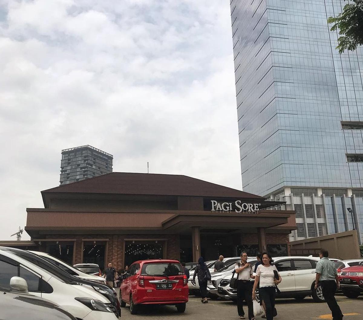 Ciri khas dari hidangan yang disajikan oleh Rumah Makan Pagi Sore adalah cita rasa asli minang dari olahan rendangnya. Dengan bahan baku yang digunakan oleh rumah makan ini, merupakan bahan terbaik.&nbsp;
