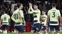 Pemain Manchester City tampak kecewa setelah bermain imbang dengan Nottingham Forest pada laga pekan ke-24 Premier League di City ground pada Sabtu (18/2/2023). Hasil ini membuat anak asuh Pep Guardiola mengumpulkan 52 poin dan harus merelakan posisi pertama klasemen kepada Arsenal. (AP Photo/Rui Vieira)