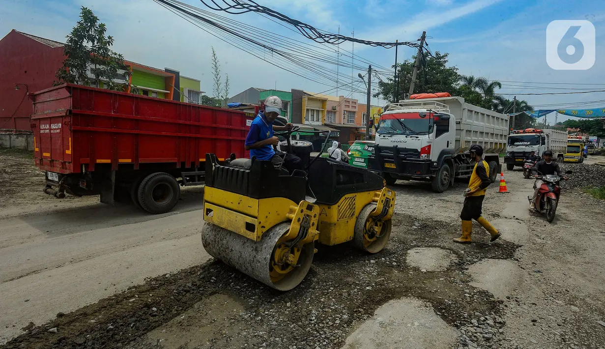Menurut warga, sempat dibuat aturan agar truk-truk tambang itu melintas di atas jam 22.00 Wib sampai jelang subuh. (merdeka.com/Arie Basuki)