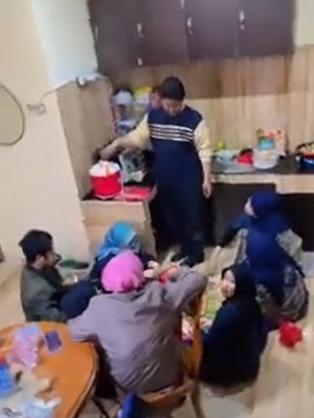 Potret keluarga besar Rizki DA sedang masak (Sumber: Instagram/da2_rizki123)
