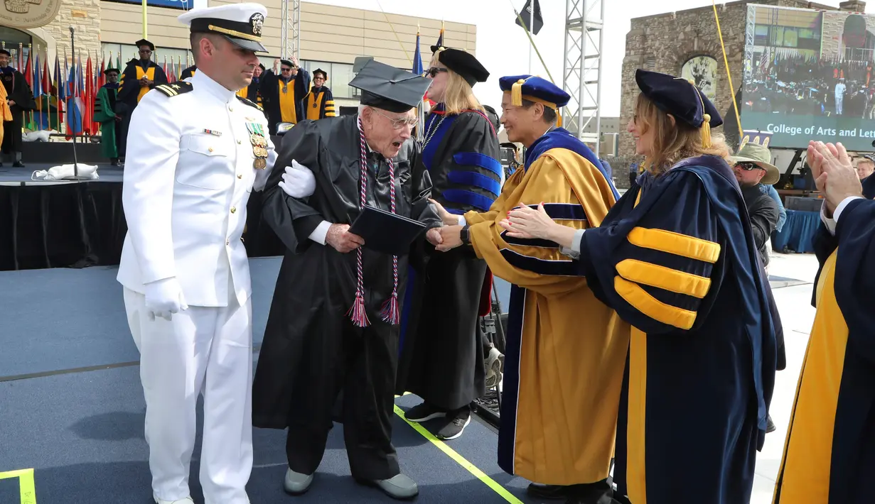 Veteran Perang Dunia II, Bob Barger menerima gelar diplomanya di University of Toledo, Ohio, 5 Mei 2018. Ini menjadikan pria berusia 96 tahun itu sebagai orang tertua di dunia yang lulus dari universitas. (AP/Carlos Osorio)