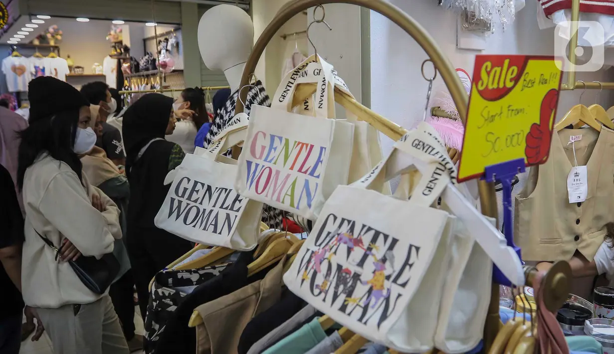 Pasar Tanah Abang menghadirkan konsep “Little Bangkok” untuk menggairahkan kembali penjualan busana di pasar produk tekstil terbesar di Asia Tenggara tersebut yang sempat lesu. (Liputan6.com/Angga Yuniar)