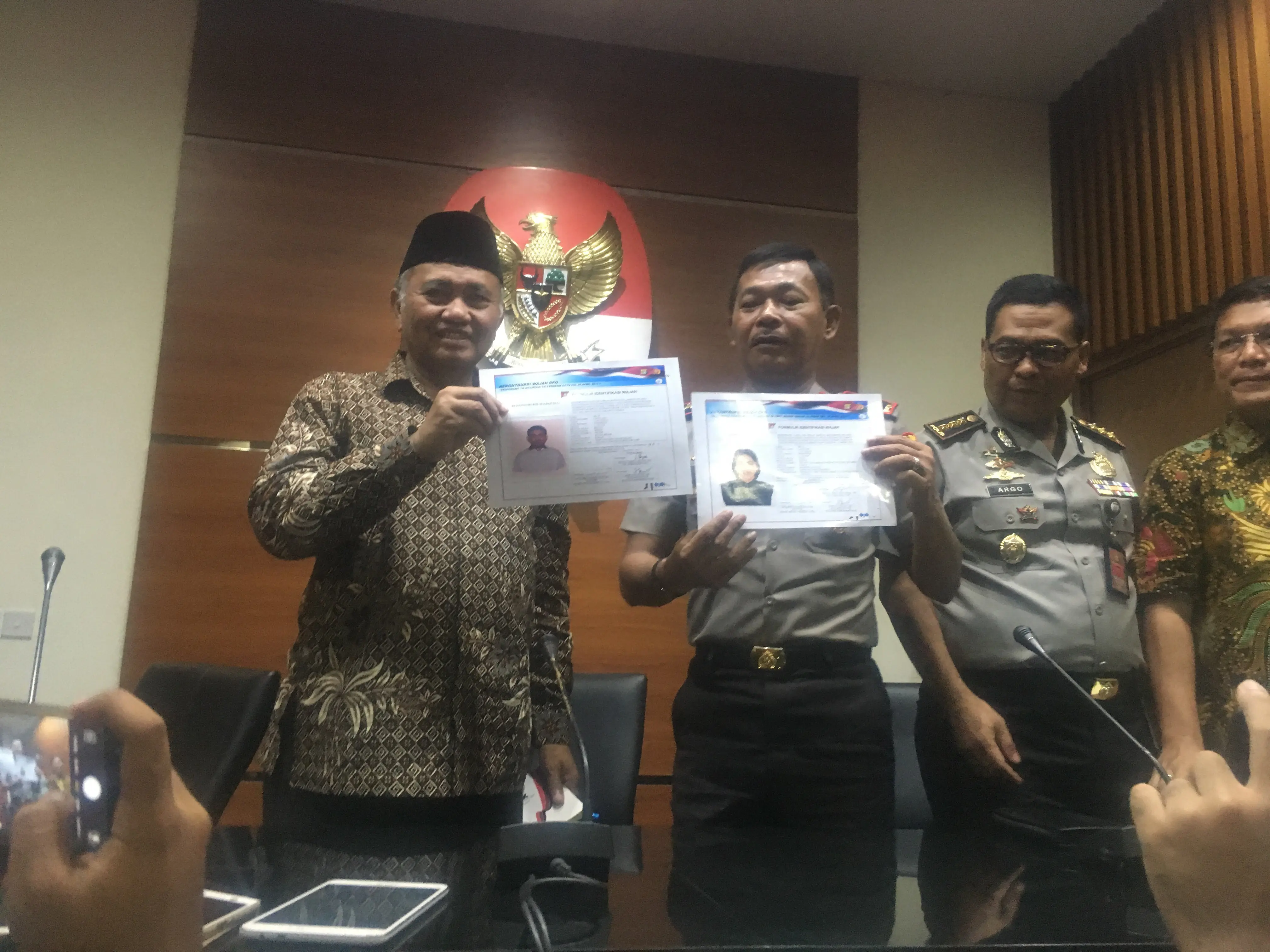 Kapolda Metro Jaya dan Ketua KPK menunjukan sketsa wajah terduga penyerang Novel Baswedan (Liputan6.com/Fachrur Rozie)