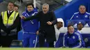  Pelatih Chelsea Jose Mourinho merayakan gol yang dicetak Diego Costa pada lanjutan Liga Premier Inggris di Stamford Bridge, London, Sabtu (21/11/2015).(  Reuters/Stefan Wermuth)