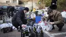 Anggota pertahanan sipil menyiapkan bom molotov di halaman di Kyiv, Ukraina, Minggu (27/2/2022). Pasukan Rusia juga meningkatkan tekanan pada pelabuhan strategis di selatan negara itu menyusul gelombang serangan terhadap lapangan terbang dan fasilitas bahan bakar. (Foto AP/Efrem Lukatsky)