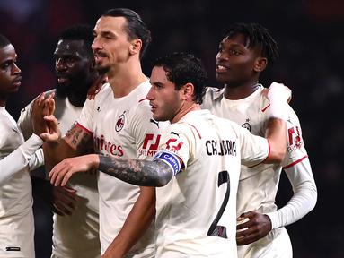 AC Milan berhasil menang 4-2 atas tuan rumah Bologna dalam laga pekan ke-9 Liga Italia 2021/2022, Sabtu (23/10/2021). Banyak drama terjadi, diantaranya dua kartu merah dan gol bunuh diri Ibra. Dengan koleksi 25 poin, Rossoneri sementara memimpin di puncak klasemen. (AFP/Marco Bertorello)