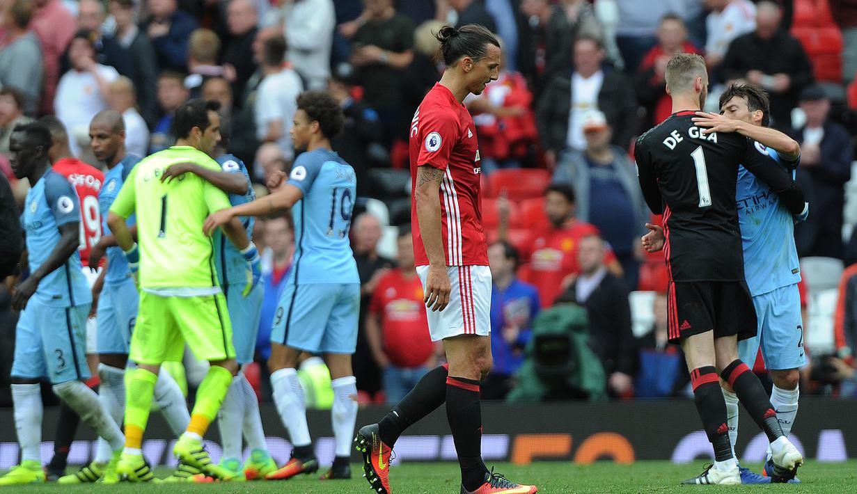 Manchester United kalah dari tim sekota Manchester City 1-2 pada laga Premier League di Old Trafford (10/9/2016). Persaingan kedua tim semakin panas karena adanya dua pelatih beken Jose Mourinho dan Pep Guardiola. (EPA/Peter Powell)