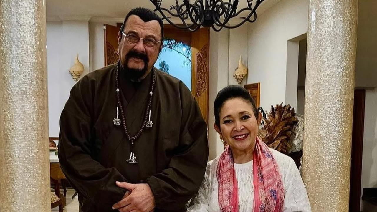 ⁠20 Tahun Tidak Bertemu, Titiek Soeharto Unggah Foto Bareng Aktor Laga Steven Seagal 'Sahabat Lama