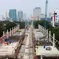 Suasana pemasangan rel kereta proyek pembangunan MRT di Jakarta, Selasa (31/10). Pembangunan fisik Mass Rapid Transit (MRT) Jakarta fase 1 hingga akhir September 2017 telah mencapai 80%. (Liputan6.com/Angga Yuniar)