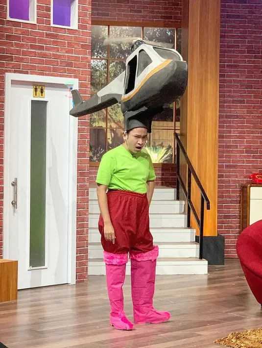 " Aku pernah jadi cleaning service di hotel Holden. Itu bener, di public area. Proses dari situ aku lumayan 8 bulan cleaning service di hotel Golden angkasa. Aku pindah ke Hotel Sahid tapi dapet di Cikarang, cleaning service juga," ujar Ruben Onsu. (Instagram/ruben_onsu)