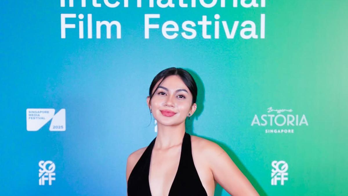 Penampilan Dramatis Ariel Tatum dalam V-Neck Dress di Singapore International Film Festival 36
