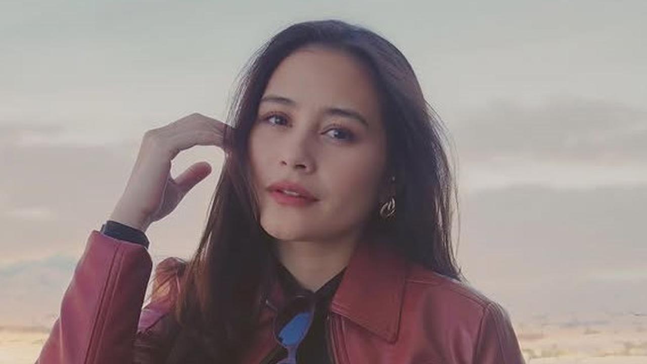 Unggah Momen Healing di Pantai Ditemani Buku Favorit, Tampilan Prilly Latuconsina Pikat Penggemar