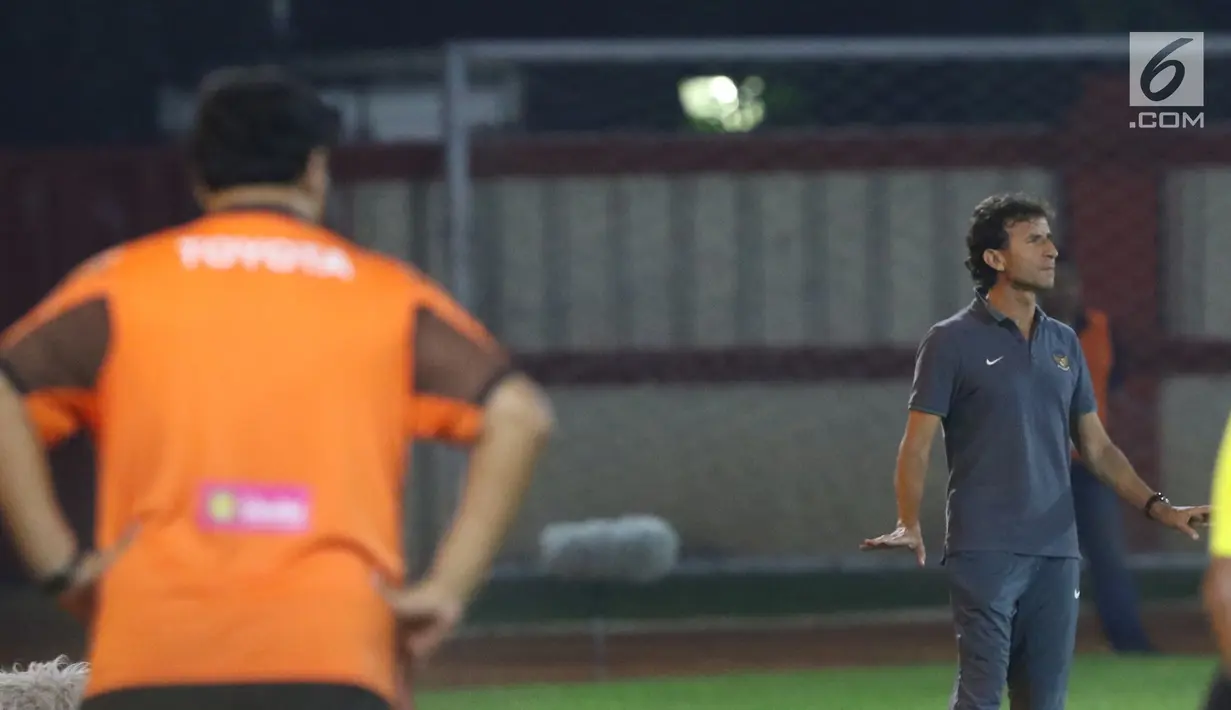 Pelatih Timnas Indonesia U-23, Luis Milla memberi arahan pada timnya saat melawan Thailand U-23 pada laga persahabatan di Stadion PTIK, Jakarta, Kamis (31/5). Indonesia U-23 kalah 1-2. (Liputan6.com/Helmi Fithriansyah)