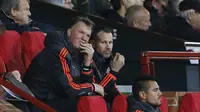  Pelatih Manchester United, Louis van Gaal dan asisten manager Ryan Giggs saat menyaksikan laga lanjutan liga Champions grup B antara Manchester United dan PSV Eindhoven di Stadion Old Trafford, Manchester, Kamis (26/11/2015). (Reuters/Carl Recine)
