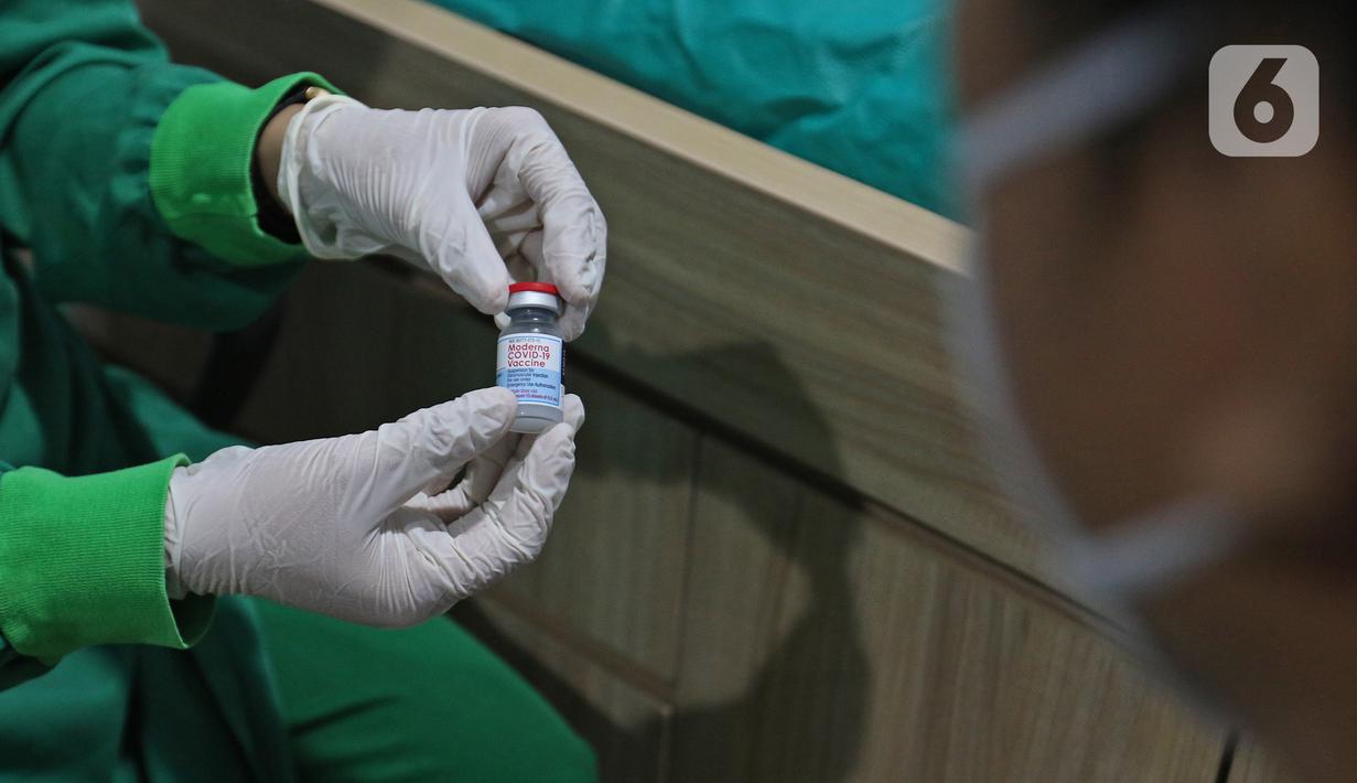 Petugas menunjukkan botol vaksin covid-19 di RSUD Pasar Minggu, Jakarta, Selasa (25/8/2021). Vaksin Moderna di Jakarta diprioritaskan untuk masyarakat yang tidak bisa menggunakan vaksin AstraZenecca dan Sinovac yang dibuktikan surat keterangan dari fasilitas kesehatan. (Liputan6.com/Herman Zakharia)