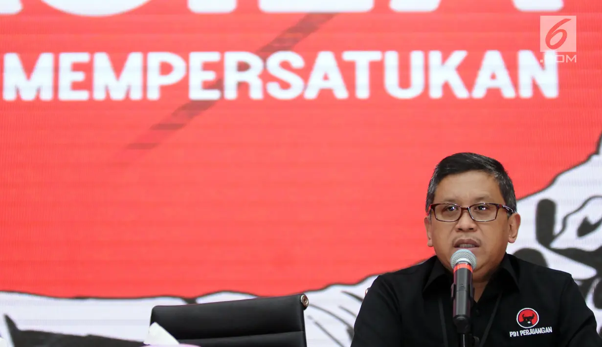 Sekjen Partai Demokrasi Indonesia Perjuangan, Hasto Kristiyanto memberi keterangan terkait persiapan HUT PDIP ke-45 di Jakarta, Selasa (9/1). Puncak HUT PDIP ke-45 akan dihadiri Presiden Joko Widodo. (Liputan6.com/Helmi Fithriansyah)