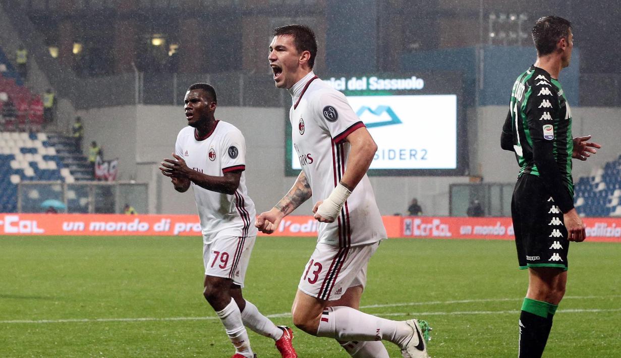 Pemain AC Milan, Alessio Romagnoli (tengah) merayakan golnya ke gawang Sassuolo  pada lanjutan Serie A di Mapei Stadium, Reggio Emilia, Italia, (5/11/2017). Milan menang 2-0. (Elisabetta Baracchi/ANSA via AP)