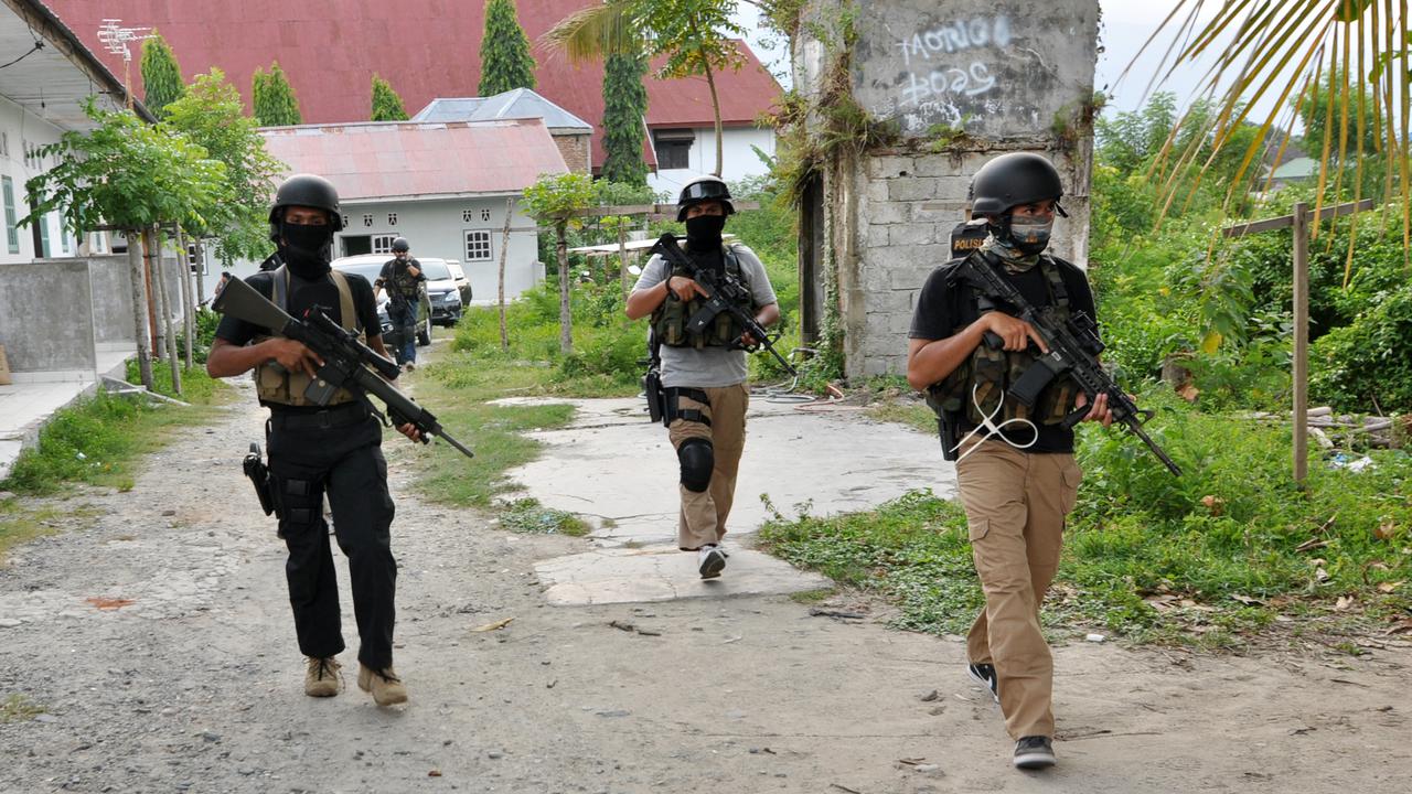 TNI Baku Tembak dengan Kelompok Teroris Santoso di Poso