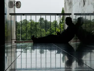 Seorang jamaah usai melaksanakan salat Jumat di Masjid Istiqlal, Jakarta, Jumat (2/6). Kaum muslimin memperbanyak amalan seperti tadarus Al Quran di bulan Ramadan. (Liputan6.com/Gempur M Surya)