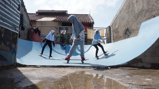 Sebelum akhirnya mereka ikut bermain skate, khusus anak-anak diberikan teknik dasar.