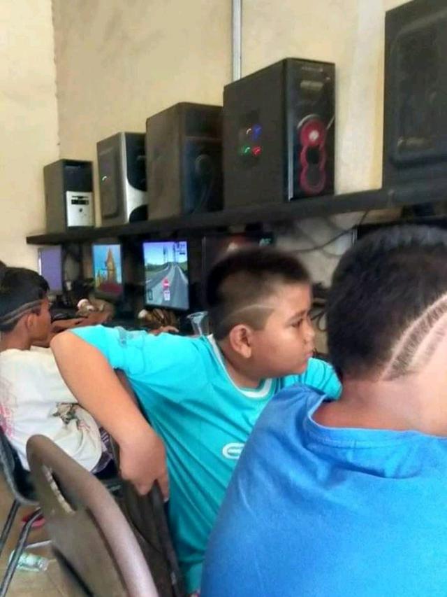 potret absurd di warnet