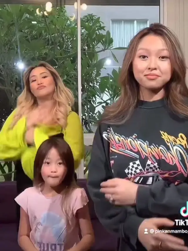 Dituding Tak Membela Anak, Ini 6 Potret Pinkan Mambo dan Michelle Ashley