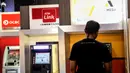 Warga melakukan transaksi di mesin ATM kawasan Kuningan, Jakarta, Rabu (12/10/2022). Transaksi perbankan secara digital terus tumbuh pesat selama beberapa tahun terakhir. (Liputan6.com/Johan Tallo)
