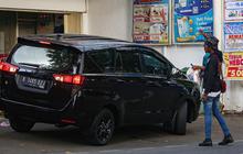 FOTO: Bikin Resah, Juru Parkir Liar Kembali Marak di Minimarket Jakarta
