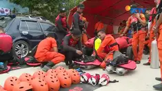 Dengan peralatan menyelam lengkap, mereka bersiap menyusuri kedalaman Danau Toba untuk mencari korban.