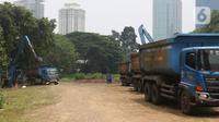 Truk milik Dinas Sumber Daya Air DKI Jakarta dikerahkan untuk pengerukan lumpur di Sungai Krukut, Karet Tengsin, Kamis (30/9/2021). Kegiatan bertajuk Grebeg Lumpur ini bertujuan mengantisipasi banjir saat musim hujan. (Liputan6.com/Herman Zakharia)