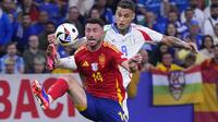 Bek Timnas Spanyol, Aymeric Laporte (depan) berebut bola dengan striker Timnas Italia, Gianluca Scamacca pada laga matchday kedua Grup B Euro 2024 di Arena Aufschalke, Gelsenkirchen, Jerman, Kamis (20/6/2024). (AP Photo/Manu Fernandez)