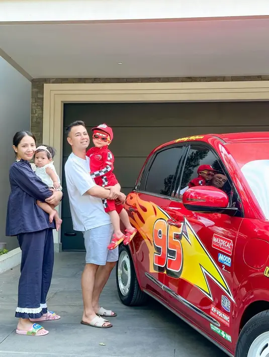 Meski terlihat santai, piyama biru navy Nagita Slavina tersebut dari merek Balcony seharga Rp1,2 jutaan