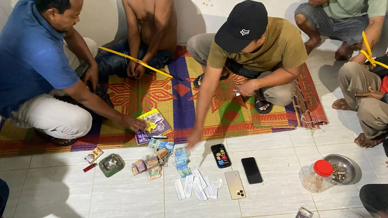 Polisi mengamankan barang bukti dan enam pelaku terkait judi togel di Pringsewu, Lampung.