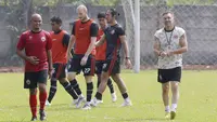Pelatih Persija Jakarta, Thomas Doll, saat sesi latihan di Lapangan Nirwana Park, Sawangan, Rabu (31/8/2022). (Bola.com/M Iqbal Ichsan)