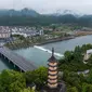 Foto dari udara yang diabadikan pada 26 April 2022 ini menunjukkan pemandangan di sekitar sungai di Kota Changhua di Hangzhou, Provinsi Zhejiang, China timur. (Xinhua/Xu Yu)