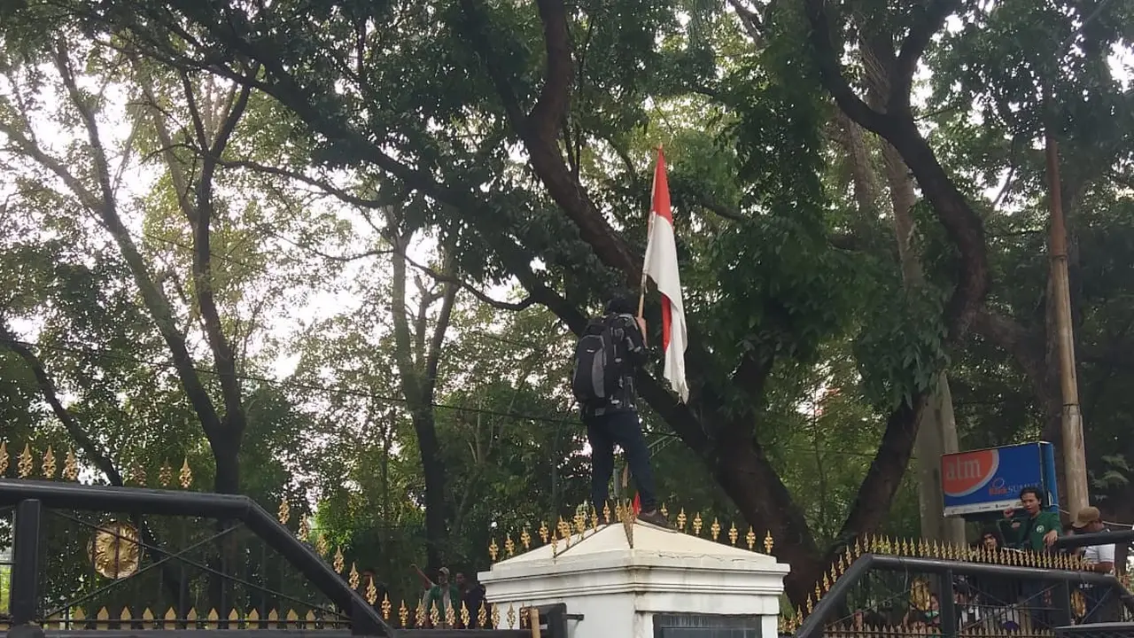 Aksi Mahasiswa di Gedung DPRD Sumut