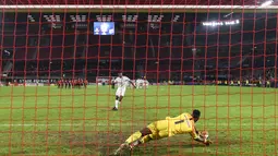 Kiper Rennes, Edouard Mendy menangkap bola tembakan pemain Amiens saat adu penalti pada Piala Prancis di Roazhon Park di Rennes, Prancis pada 4 Januari 2020. Edouard Mendy dibeli Chelsea dari Rennes sekitar  22 juta pound. (AFP/Sebastien Salom-Gomis)