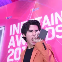 Jenis lagu di dalam mini album Aliando Syarief ini bermacam-macam, meski tak semua tema sama namun tetap satu tipe. Mini album ini bercerita tentang cinta dan juga keluarga. (Nurwahyunan/Bintang.com)