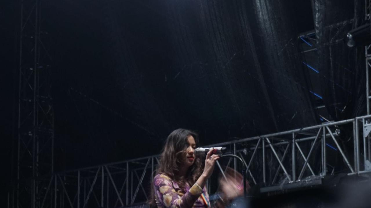 Cerita Danilla. Ya, sebelum tampil di atas panggung, Danilla sempat cerita sedikit kepada penonton soal perjalanan serunya menuju Kota Solo.