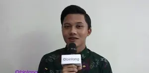 Mendapatkan kesempatan untuk bernyanyi di malam puncak Puteri Indonesia 2016. Rizky Febian terpesona dan curi-curi pandang ke arah Khairun Nisa Zakaria finalis asal Aceh.