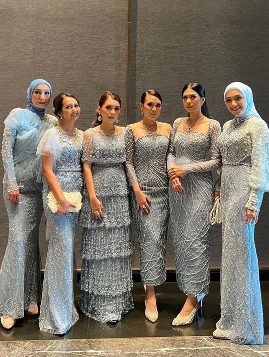 6 kakak ipar Jessica Mila tampil seragam dengan dress nuansa biru Cinderella. [Foto: Instagram @emmyalaydrus]