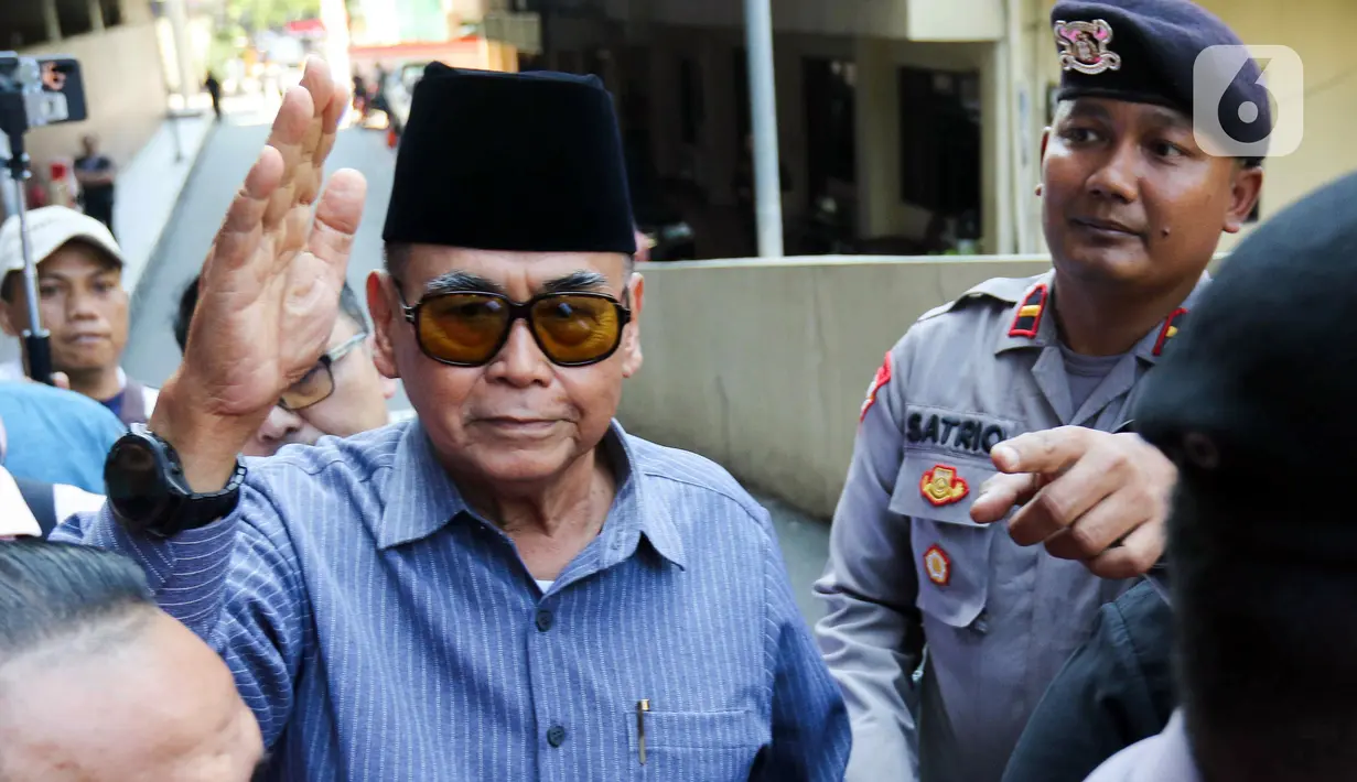 Pemeriksaan dijadwalkan pukul 10.00 WIB, namun Panji Gumilang menyatakan hadir sekitar pukul 13.00 WIB. (Liputan6.com/Herman Zakharia)