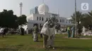 Umat muslim berswafoto usai melaksanakan shalat Idul Fitri 1442 H di Lapangan Masjid Agung Al Azhar, Jakarta, Kamis (13/5/2021). Ribuan umat muslim melaksanakan shalat Idul Fitri 1442 H di Lapangan Masjid Agung Al Azhar dengan menerapkan protokol kesehatan ketat. (Liputan6..com/Helmi Fithriansyah)